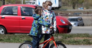 Niños con máscarillas juegan en Nueva York, EE.UU., Images/AFP