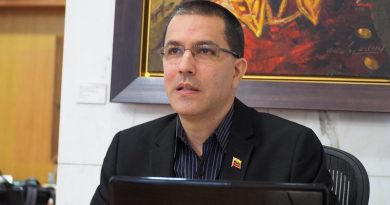 Canciller Arreaza criticó tratamiento mediático y político de Macron ante fallecimiento de Maradona