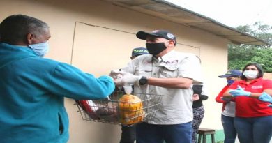 Pdval entregó Casa por Casa 2 toneladas de proteína animal en La Guiara