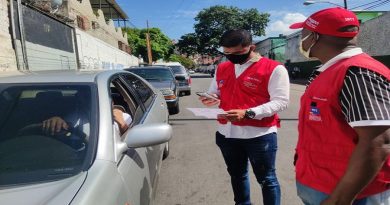 Funcionarios del INTT agilizan atención a venezolanos que surten combustible en el país.