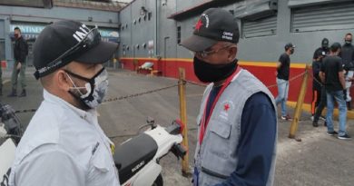 Funcionarios del INTT despejan dudas de usuarios en las 1368 bombas de gasolina del país