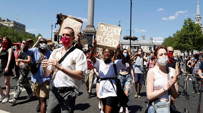 A pesar de la prohibición de reuniones masivas, miles de londinenses protestaron contra la muerte George Floyd