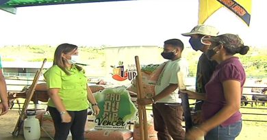Entregan 300 kilos de semillas de maíz amarillo a productores de la Comuna “Ña Placida” en Miranda