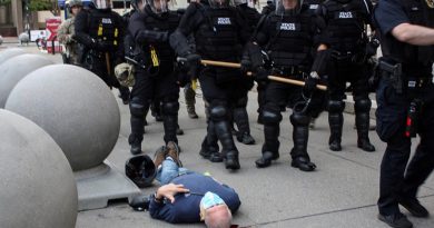 Acusan de asalto a los policías que empujaron a un anciano durante una protesta en Búfalo, Nueva York, EE.UU., el 4 de junio de 2020. (Jamie Quinn / Reuters)