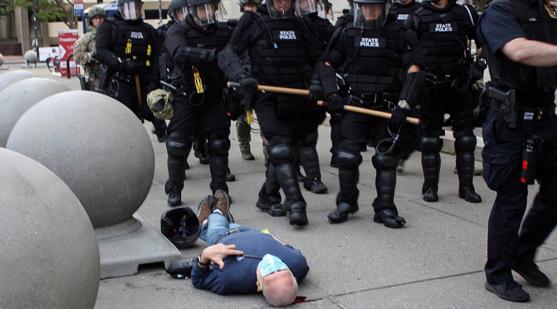 Acusan de asalto a los policías que empujaron a un anciano durante una protesta en Búfalo, Nueva York, EE.UU., el 4 de junio de 2020. (Jamie Quinn / Reuters)