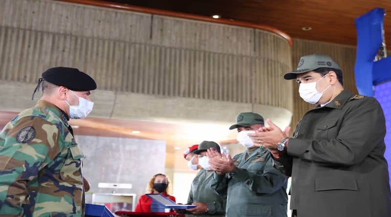 Presidente Maduro condecora a participante en la Operación Negro Primero que derrotó la incursión terrorista
