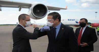 Canciller Arreaza arriba a Rusia para asistir al desfile militar en conmemoración del Día de la Victoria