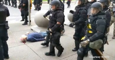 Policías de EE.UU. empujan a un anciano y lo dejan sangrando en las calles de Nueva York