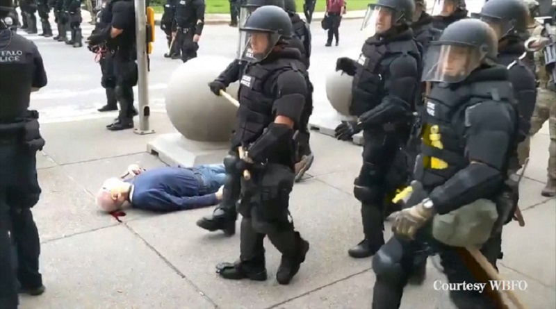Policías de EE.UU. empujan a un anciano y lo dejan sangrando en las calles de Nueva York