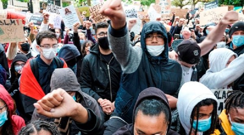 Miles de personas en Alemania protestaron contra el racismo frente a consulado de EE.UU.