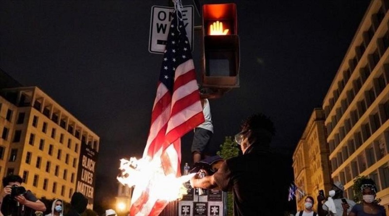 Siguen protestas contra racismo | Manifestantes queman bandera de EEUU cerca de Casa Blanca