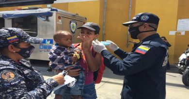 Bomberos de Caracas supervisan cumplimiento de medidas de bioseguridad en el mercado de Quinta Crespo