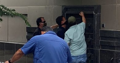 Funcionarios estadounidenses arremeten contra puerta trasera del consulado de China en Houston tras el cierre