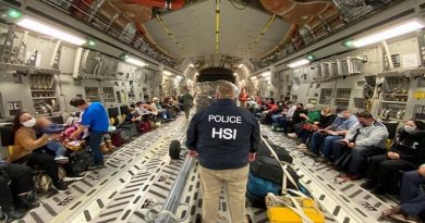 EE.UU. deporta a cientos de migrantes en vuelos a México en medio de pandemia