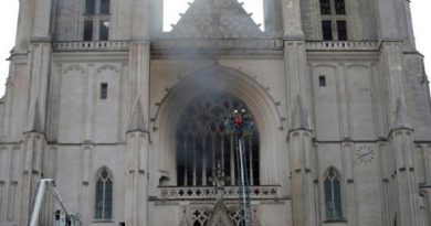 Controlan fuerte incendio en catedral de Nantes Francia