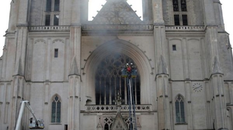 Controlan fuerte incendio en catedral de Nantes Francia