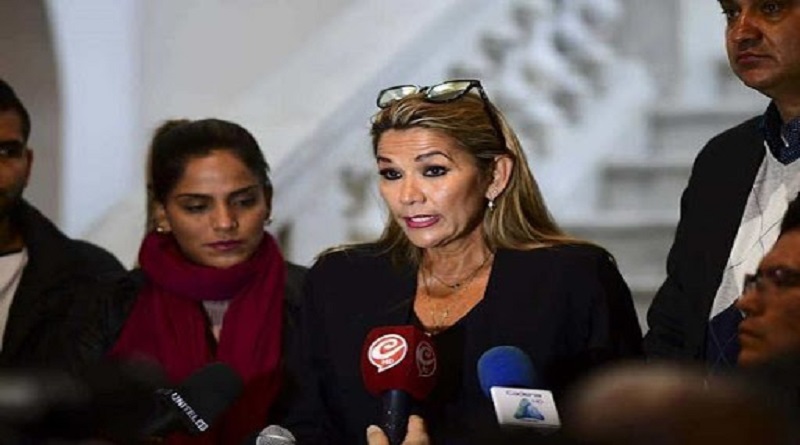 Jeanine Añez informó el jueves que dio positivo a la prueba de la enfermedad causada por el nuevo coronavirus (Covid-19), por lo que se mantendrá en cuarentena y trabajará de manera virtual