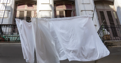 Pueblo cubano cuelga sábanas blancas en edificios en homenaje póstumo a historiador Eusebio Leal