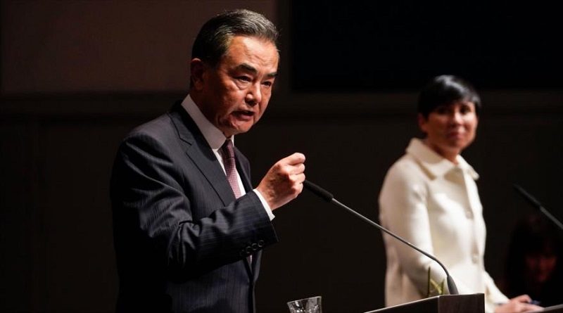 El canciller chino, Wang Yi, en una rueda de prensa en Oslo, capital de Noruega, 27 de agosto de 2020. (Foto: AFP)