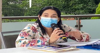 Ministra Gabriela Jiménez afirma que vacunarse contra la COVID-19 contribuye a mejorar la salud de la población
