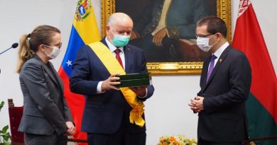 Venezuela entrega Orden Francisco de Miranda en su primera clase a embajador de Belarús Oleg Páferov