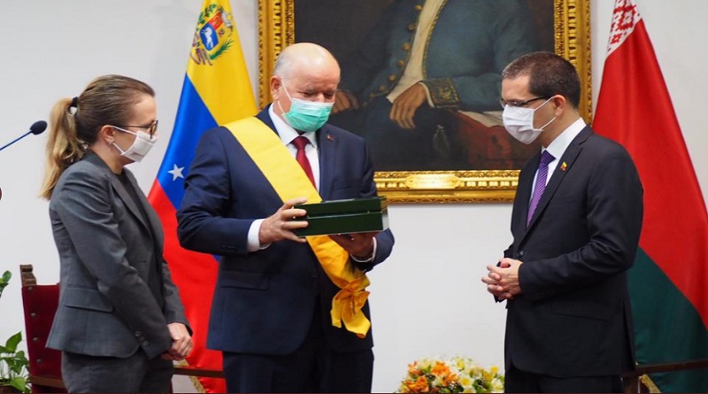 Venezuela entrega Orden Francisco de Miranda en su primera clase a embajador de Belarús Oleg Páferov