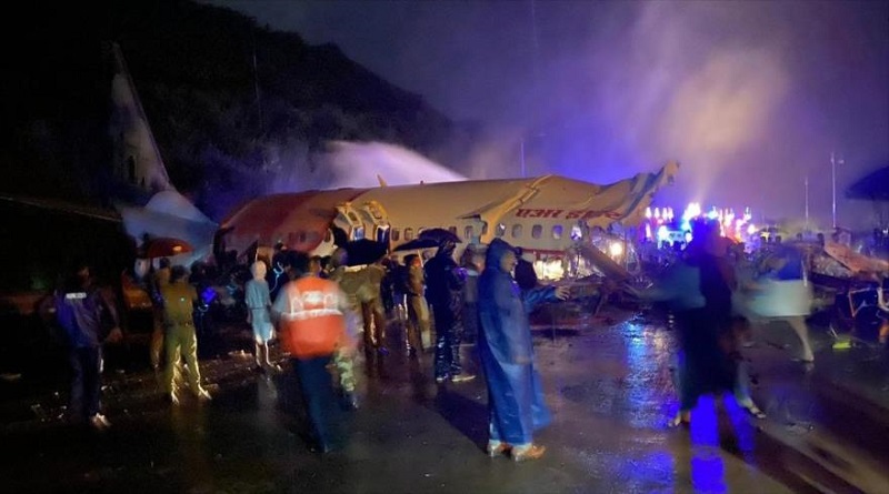 Los restos de un avión de Air India Express que se estrelló en el aeropuerto de Kozhikode en Kerala.
