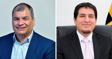 Rafael Correa y Andrés Araúz. (Reuters/Eric Vidal / Ministerio Coordinador de Conocimiento y Talento Humano / Reuters)