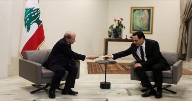 El primer ministro de El Líbano, Hasan Diab (dcha.), presenta su renuncia al presidente Michel Aoun, 10 de agosto de 2020. (Foto: Reuters)