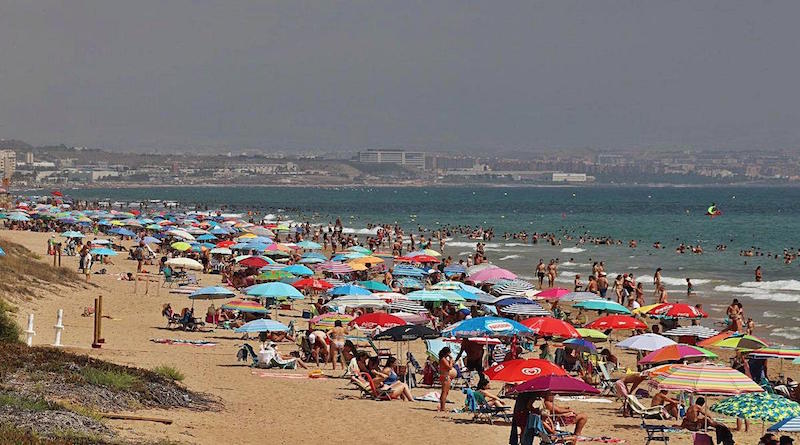 Playas abarrotadas pese a rebrotes de la COVID-19 en Reino Unido