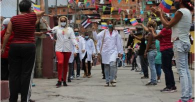 Médicos cubanos se despliegan en Caracas para atender y reforzar la atención de pacientes con COVID-19