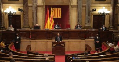 Presidente de Cataluña pide referéndum sobre monarquía tras huida de rey emérito