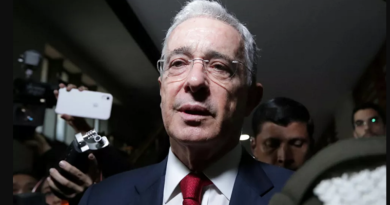 Documentos desclasificados de EE.UU.: Revelan nuevos archivos sobre vínculo de Álvaro Uribe con paramilitares en Colombia