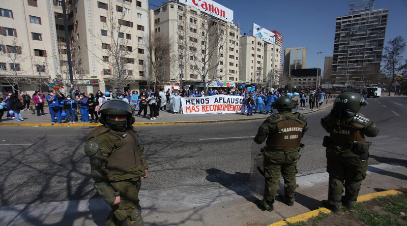 Carabineros chilenos arremeten contra personal de salud por exigir mejoras y protección ante pandemia