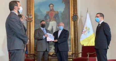 Entregan Informe "La Verdad de Venezuela contra la Infamia" a Nuncio Apostólico, Aldo Giordano
