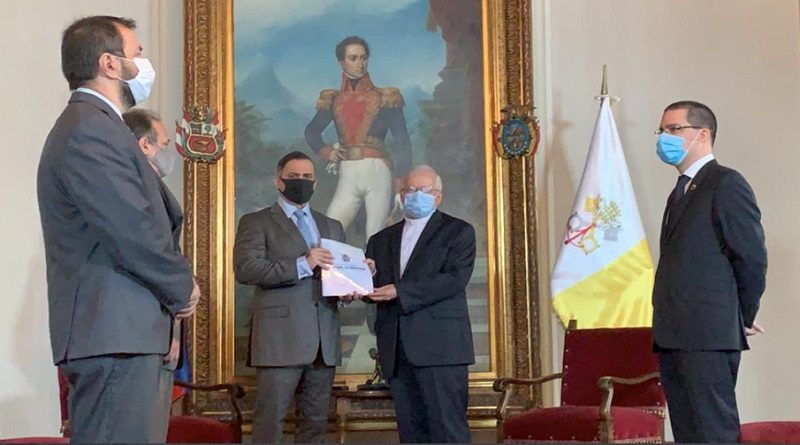 Entregan Informe "La Verdad de Venezuela contra la Infamia" a Nuncio Apostólico, Aldo Giordano