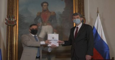 Estado venezolano entrega Informe la Verdad de Venezuela a diplomáticos de Rusia en el país
