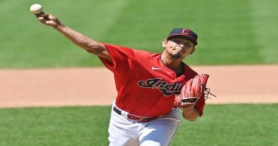 Carlos Carrasco tuvo una buena salida pero se fue sin decisión ante Milwaukee
