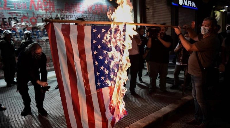 Griegos queman bandera de EE.UU. en protesta por visita de Pompeo