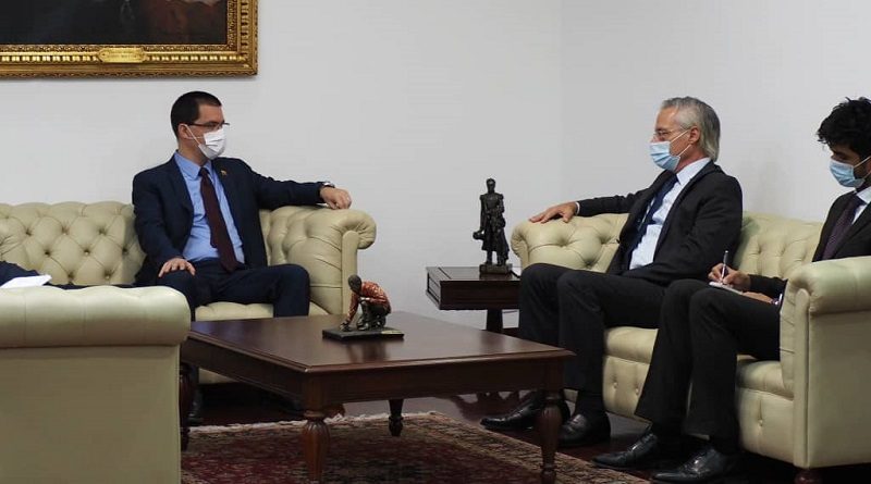 Canciller Arreaza dio a conocer Ley Antibloqueo al embajador del Reino Unido en Venezuela