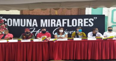 MinComunas entregó certificados de renovación a representantes de la Comuna “Miraflores Comandante Chávez” en Caracas