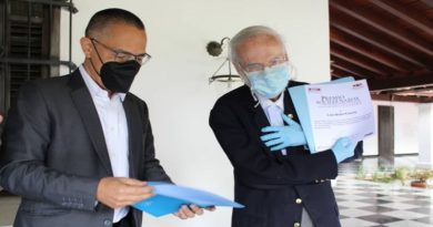 Gobierno Nacional acredita a Luis Britto García como portador del Premio Aquiles Nazoa