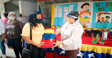 Entregan Morrales a estudiantes del primer grado de diversos planteles educativos