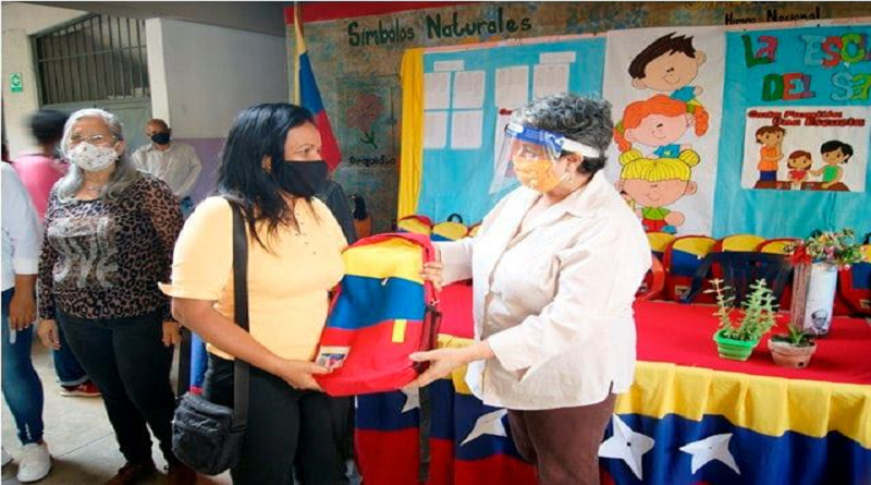 Entregan Morrales a estudiantes del primer grado de diversos planteles educativos