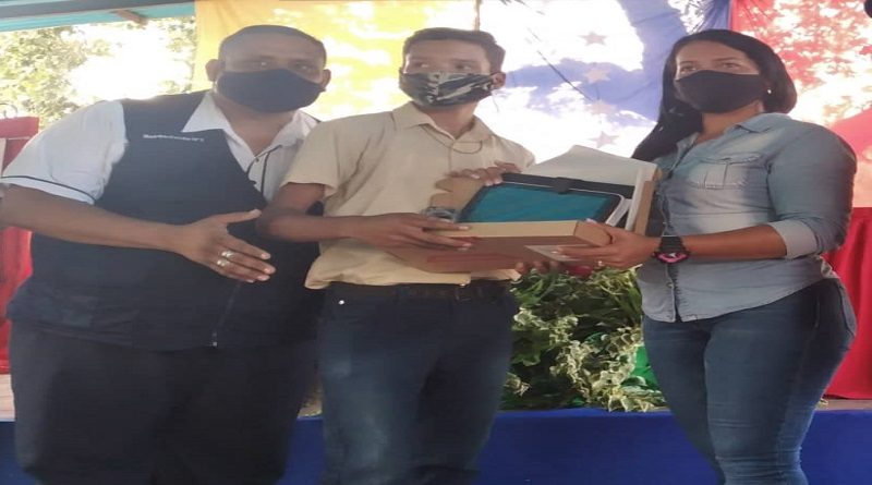 Gobierno Bolivariano entrega tabletas Canaima a estudiantes 4to. y 5to. año en el estado Guárico