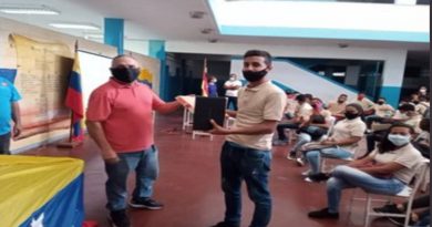Gobierno Nacional entrega tabletas Canaima a estudiantes de la ETI Leonardo Infante en Miranda