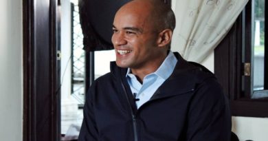 El gobernador del estado Miranda, Héctor Rodríguez, informó que ha sido diagnosticado positivo para COVID-19 y se encuentra bajo cuidados médicos. A través de su cuenta en la red social Twitter expresó: “Saludos a mi pueblo amado de Miranda, quiero informarles que he dado positivo a COVID-19 nuevamente; me encuentro bien, excepto por un intenso dolor de cabeza. Estoy bajo cuidados médicos y Dios mediante pronto estaré recuperado”. Entretanto, la diputada electa a la Asamblea Nacional (AN), Blanca Eeckhout, también fue diagnosticada positivo para coronavirus y lo dio a conocer mediante una publicación en su cuenta digital eekhout_blanca. Asimismo, la gobernadora del estado Monagas anunció este lunes 4 de enero que dio positivo en el test de COVID-19.
