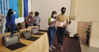Incentivo | Estudiantes con mejor promedio académico de Portuguesa reciben tabletas electrónicas