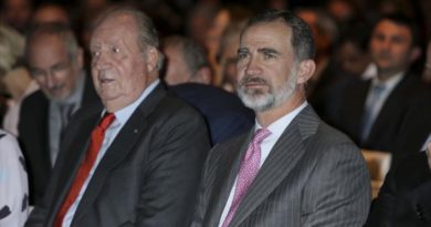 El rey de España, Felipe VI, junto a su padre el rey emérito Juan Carlos I, en un acto celebrado en Madrid, 22 de mayo de 2018.