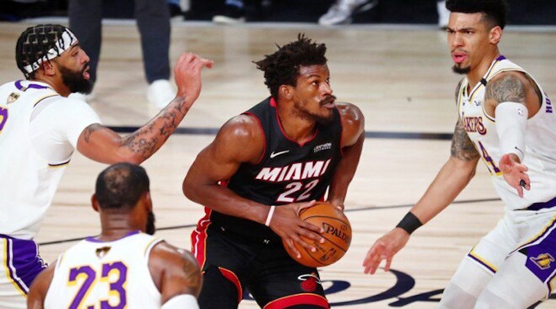 Lakers caen 115 - 104 contra Miami Heat en el tercer juego de la final en la NBA